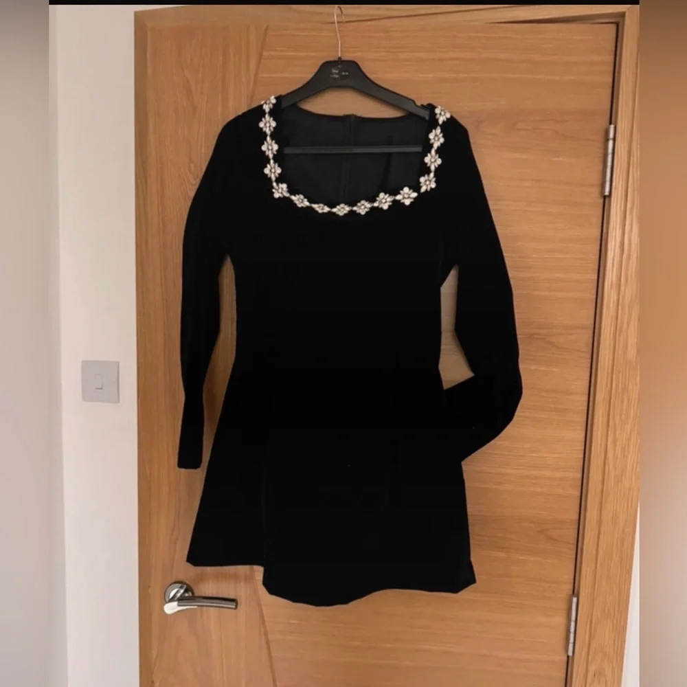 Elegant Black Velvet Embellished Dress with Floral Accents with pockets. - Picture 5 of 6